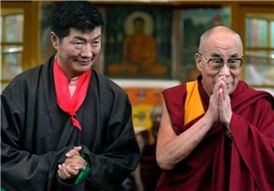 티베트 정신적, 종교적 지도자로 남아 있는 달라이라마(오른쪽)와 티베트 망명정부의 새 총리 상가이(왼쪽)/사진: AP