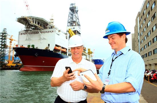 미국 노블드릴링 직원들이 스마트폰을 이용해 선박의 A/S 정보를 확인하고 있다.
