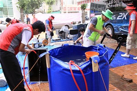 LG전자 직원들이 여름휴가 기간동안 동두천 수해현장을 찾아 가전제품 수리 등의 자원봉사를 하고 있다.
