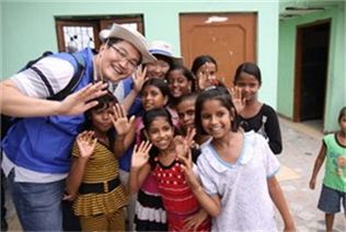 삼성물산 직원들은 여름휴가기간동안 인도를 찾아 학교 개보수 등의 자원봉사활동을 전개했다.