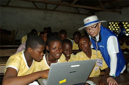 삼성전자 아프리카 봉사팀은 가나를 찾아 컴퓨터 교실 일일교사 등에 나섰다.