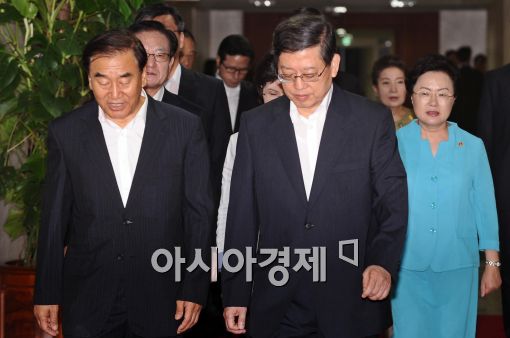 [포토]굳은표정의 국무위원들