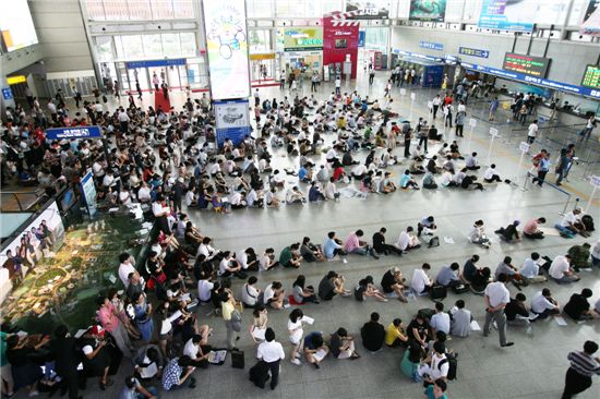 10일 오전 9시 서울역 맞이방에서 이날 10시부터 파는 추석 열차승차권을 사기 위해 길게 줄을 지어 있는 귀성객들. 
