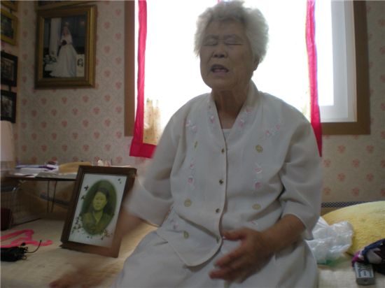 10일 경기도 광주시에 위치한 '나눔의 집'에서 만난 이옥선 할머니. 자신의 아픔을 털어놓으며 고통스런 표정을 짓고 있다.