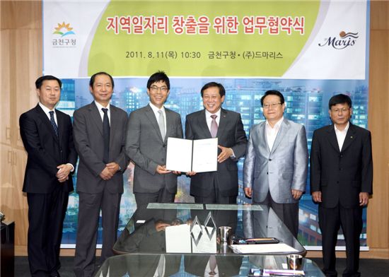 차성수 금천구청장과 김동석 드마리스 대표가 일자리 창출 협약을 맺은 후 즐거운 표정을 짓고 있다.
