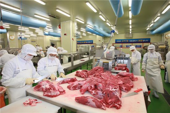 ▲이마트 미트센터에서 직원들이 고기를 다듬는 작업을 진행하고 있다.