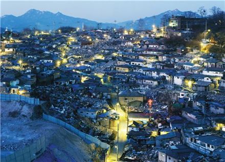 서울, 뉴타운 풍경-월곡동의 사라지는 빛Ⅰ, 180×245㎝ digtal C-print, 2006