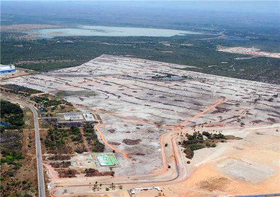 동국제강과 포스코, 발레가 공동 참여해 건설하는 브라질 세아라주 뻬셍 산업단지내 고로 제철소 부지 전경. 합작법인인 CSP가 운영하며 총 900여ha의 면적으로 1단계 부지 조성 공사를 완료하고, 11일 2단계 공사를 시작했다.