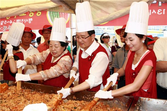지난해 열린 청양고추-구지자축제 때 '청양고추장 보리밥 비벼먹기' 행사 모습.