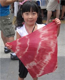 지난해 열린 '무궁화 국민축제' 때 어린이가 무궁화를 소재로 한 작품을 펼쳐보이고 있다.