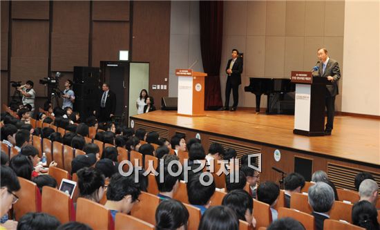 '닮고싶은 인물 1위' 반기문 총장 직접 만나 보니…