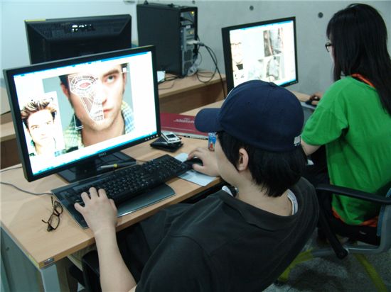 대전지역 대학생들이 컴퓨터그래픽 제작실습을 하고 있다.