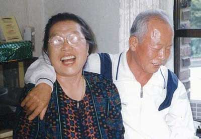 전 재산을 기부하고 간 홍용희(오른쪽) 한재순 씨 부부의 생전 모습<연합뉴스>
