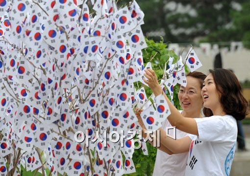 [포토] '태극기 나무, 신기하네~'