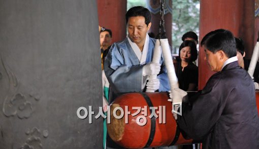 [포토] 광복절 기념 타종하는 오세훈 시장
