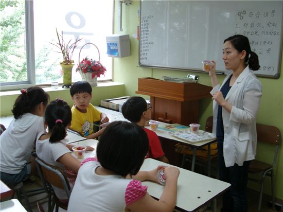 강북구가 공부방 아이들에게 과일을 제공한다.