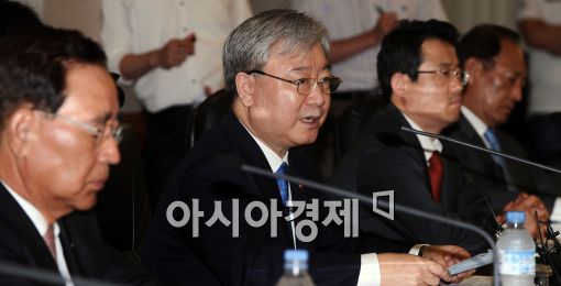 [포토]모두발언하는 김석동 위원장
