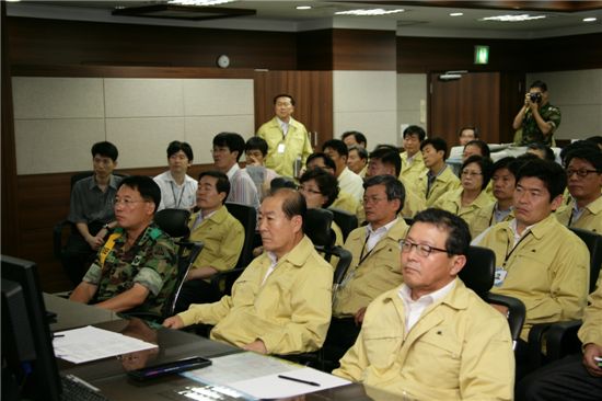 박홍섭 마포구청장 등 간부들이 을지훈런 최초 상황보고를 받고 있다.