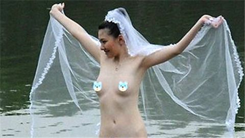 중국선 지금 알몸 결혼 기념 사진 유행