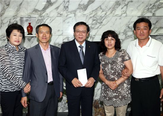 금천구 통장들 수재민 돕기 성금 전달 