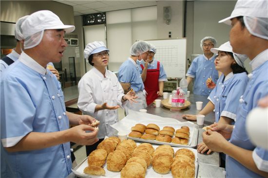 신연희 강남구청장, 제빵 현장 찾아 의견 청취 