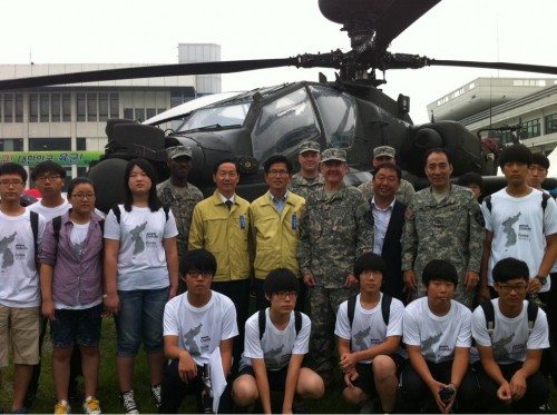 김문수 경기도지사(노란옷 오른쪽)가 김상곤교육감, 학생 기자단 등과 함께 아파치헬기 앞에서 포즈를 취하고 있다.