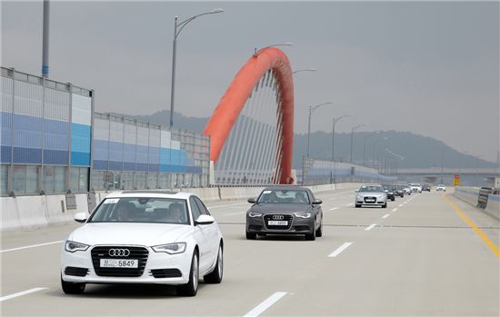 18일 인천 송도에서 열린 뉴 아우디 A6 시승행사에서 참석자들이 열을 맞춰 주행하고 있다.