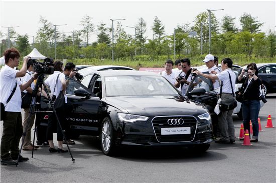 18일 인천 송도에서 열린 뉴 아우디 A6 시승행사에서 사진 기자들이 차량을 촬영하고 있다.