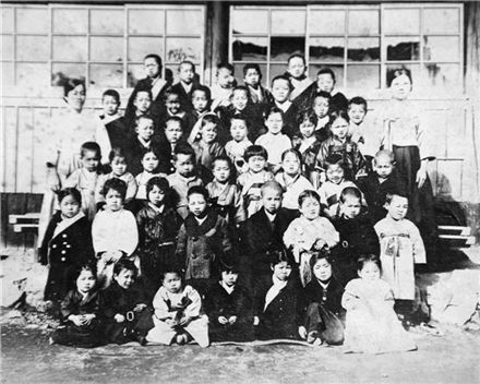 1928년도 효성유치원 제2회 졸업생 단체 사진 