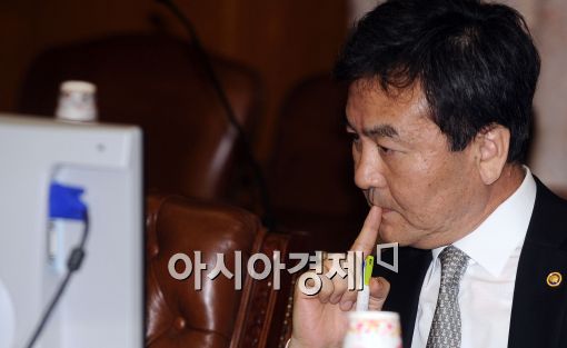 [포토]모니터 주시하는 신제윤 부위원장