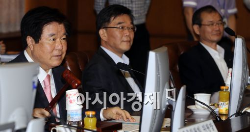 [포토]의사봉 두드리는 민상기 위원장