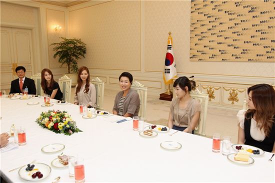 소녀시대, 청와대에 떴다