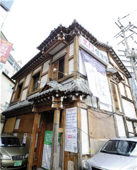 주변 재개발로 인해 곧 철거예정인 100년 전통의 이문설렁탕 옛집.