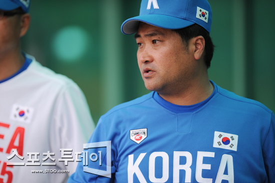 [포토] 훈련 지켜보는 이영복 감독