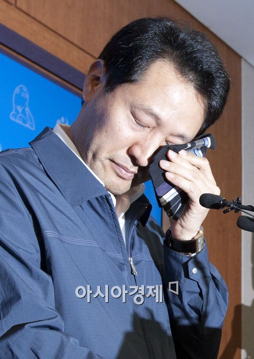 [포토] 눈물 닦는 오세훈 시장