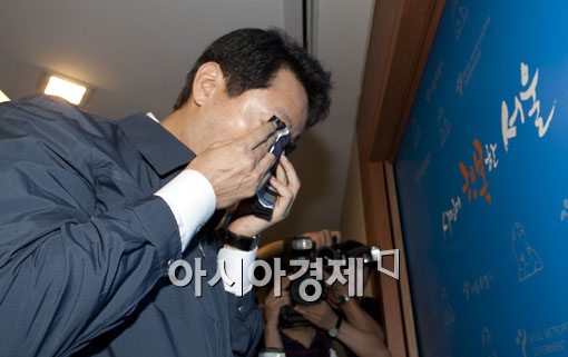 [포토] 기자회견 도중 3번이나 눈물 닦는 오세훈 시장