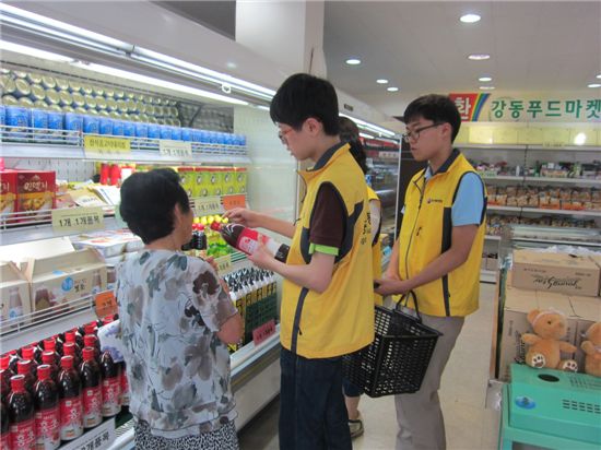 고교생들 강동푸드마켓 쇼핑도우미로 나서 