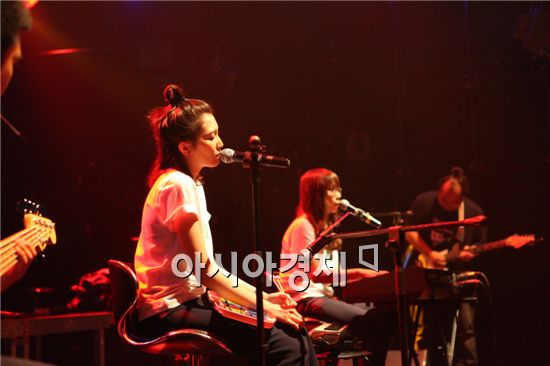 [포토]"없는 게 메리트" 노래 부르는 옥상달빛