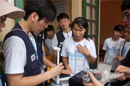 효성 대학생 해외 봉사단 '블루챌린저'가 베트남 현지 주민들에게 '솔라랜턴' 사용법에 대해 설명하고 있다.