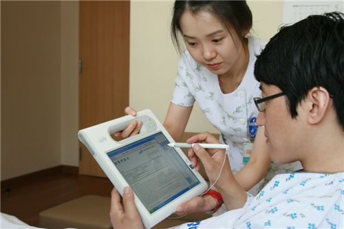 태블릿 단말기를 통해 입원약정서를 작성하는 환자와 의료진의 모습. <사진제공=중앙대병원>