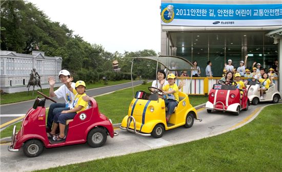 르노삼성자동차 교통안전캠프에 참가한 어린이들이 자동차 박물관에서 어린이 면허증 취득 후 미니자동차를 체험하고 있는 모습.