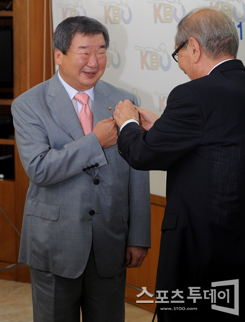 [포토] 구본능 신임 총재 ' KBO 뱃지 가슴에 달고' 