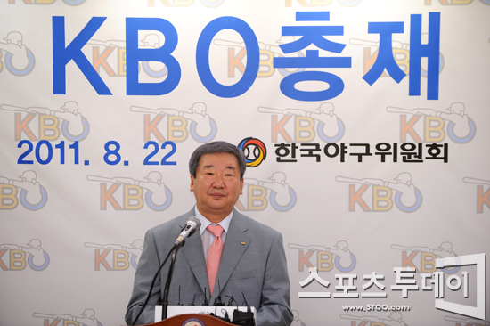 [포토] 구본능 신임 총재 '19대 KBO 총재로 취임합니다'