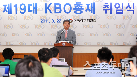 [포토] 구본능 KBO 신임 총재 '잘 부탁드립니다'