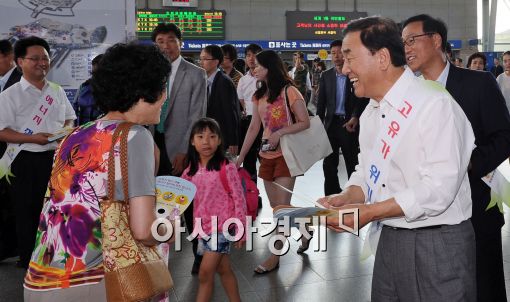 [포토]에너지 절약 캠페인 펼치는 이재오 장관