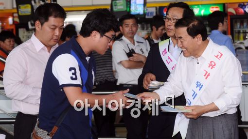 [포토]부채들고 거리로 나선 이재오 특임장관