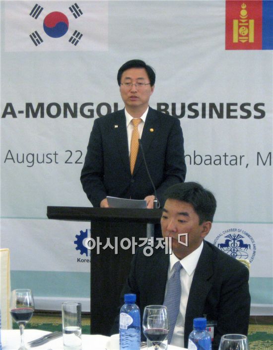 최중경 지식경제부 장관은 현지시각 22일 2 몽골 외교부 Nomin홀에서 손경식 대한상의 회장, 김신종 광물자원공사 사장, 뎀베렐 몽골 상의 회장, 카쉬출룬 몽골 국가개발혁신위원회 위원장 등 양국 경제인이 참석한 가운데 열린 '한-몽골 경제인 오찬 간담회' 에 참석했다. <사진제공=지식경제부>
