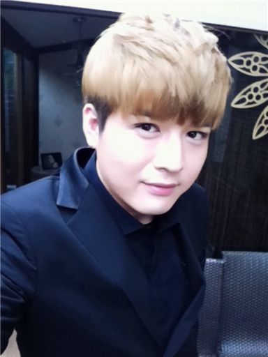 Shindong admits getting double eyelid surgery