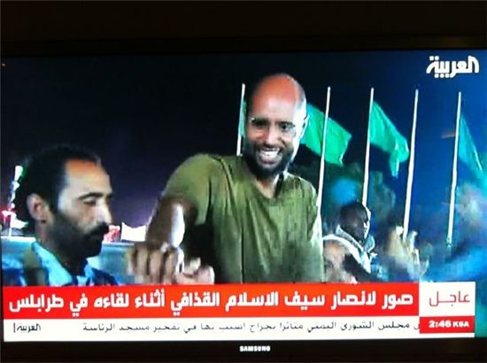 22일(현지시간) 리비아 국영방송에 등장한 카다피의 차남 사이프. (출처=알자지라)