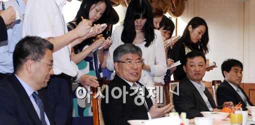 [포토]대화 나누는 김중수 한국은행 총재